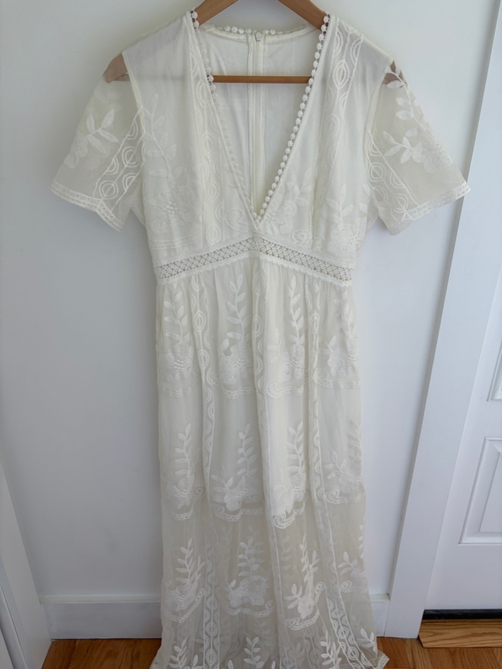 White Embroidered V-Neck Maxi Dress size M